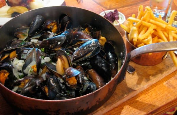 Plat de moules avec des frites