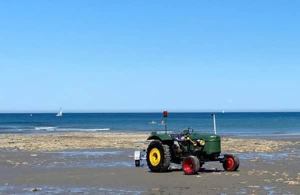 Tracteur sur une plage de la Côte d'Opale