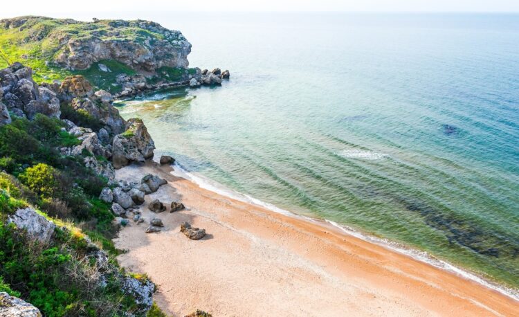 Plage sauvage au bord de mer