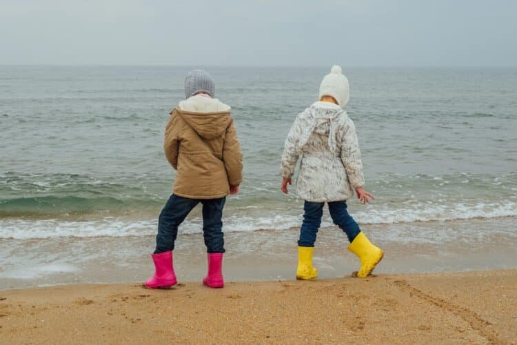 Enfants en bord de mer quand il ne fait pas beau