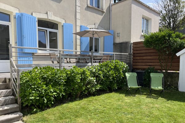 Terrasse et jardin situés devant la maison
