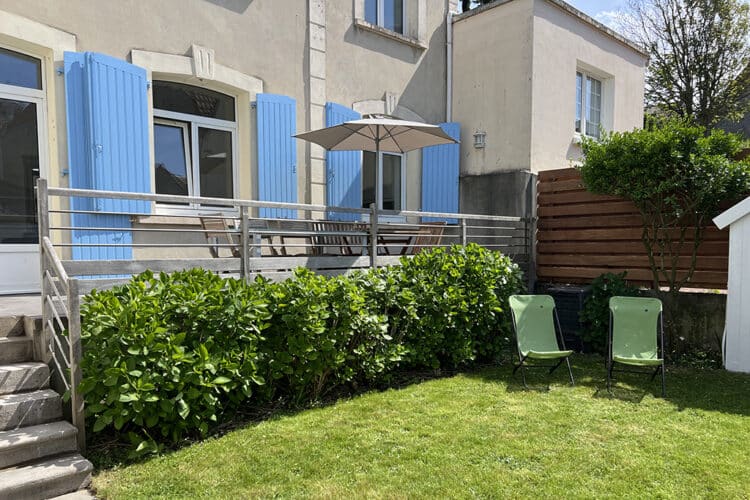 Terrasse et jardin situés devant la maison