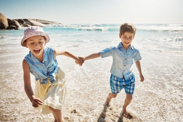 Enfants qui jouent au bord de la mer