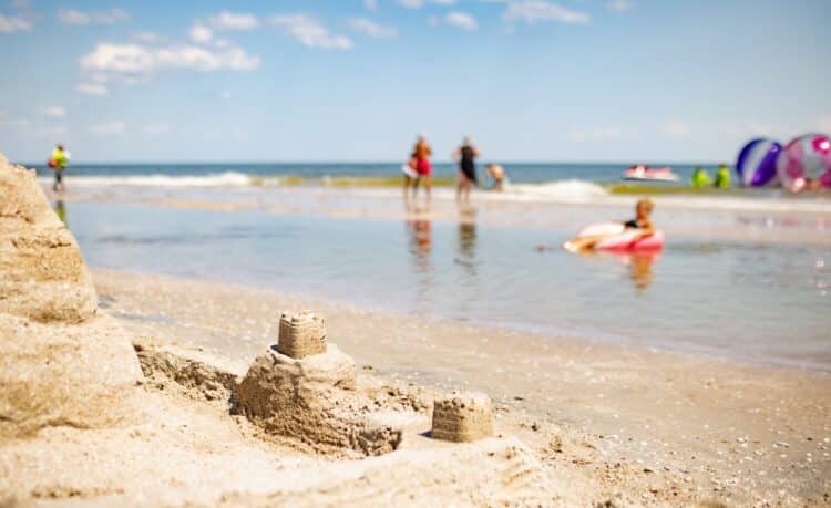 Château de sable au bord de la mer