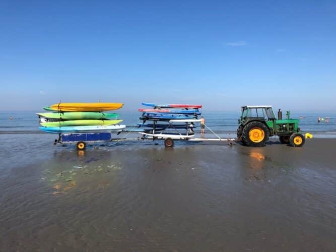 Tracteur sur la plage de Wimereux avec des bateaux