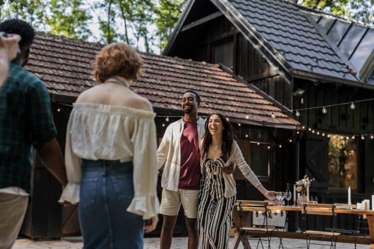 Retrouvailles entre amis dans un gîte de groupe