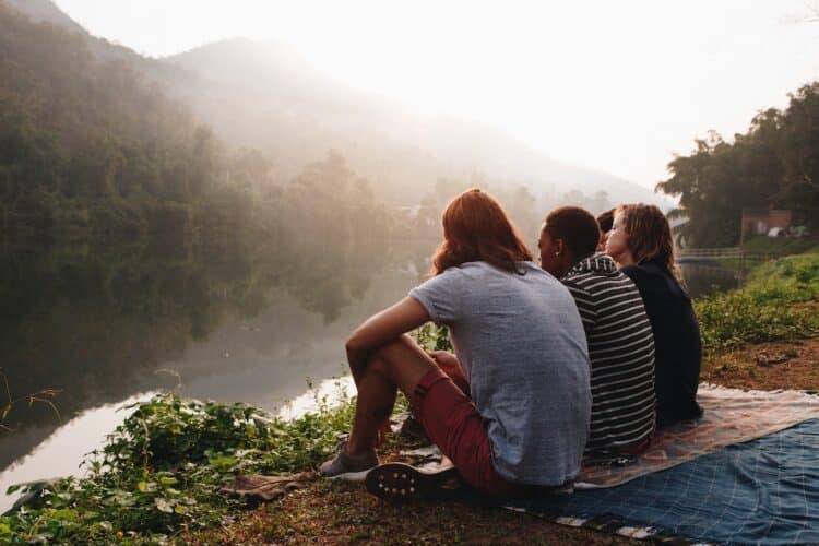Amis profitant de leur séjour au milieu de la nature