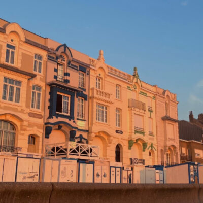 Maisons au coucher de soleil sur la digue de Wimereux