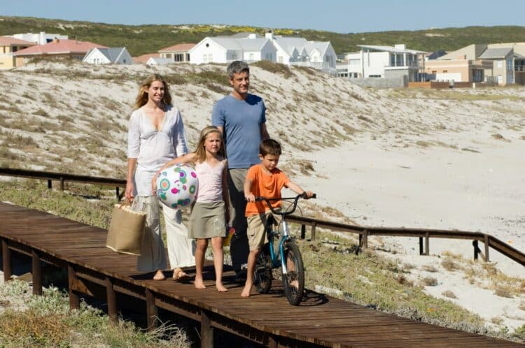 Famille en vacances à la plage