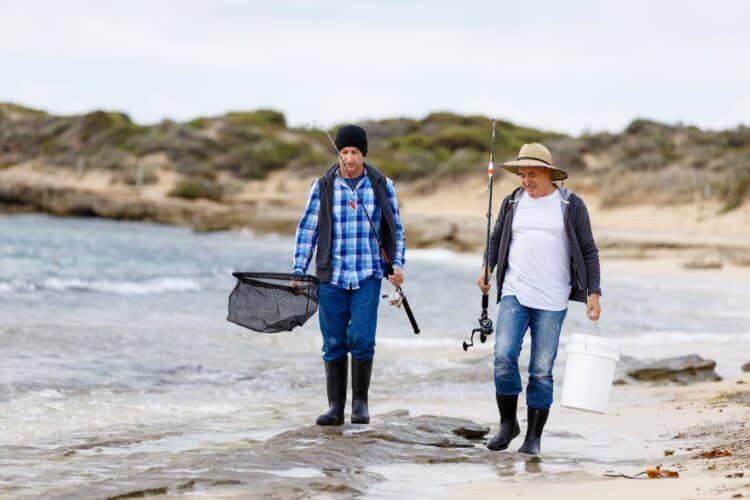 Pêcheurs à pied au bord de la mer