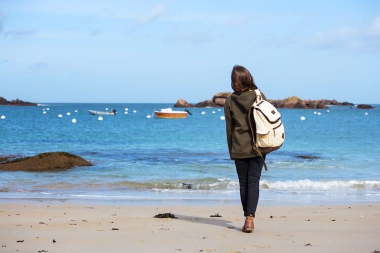 Femme profitant des bienfaits de la mer